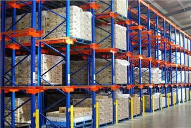 Scaffalature drive-in per lo stoccaggio in magazzino